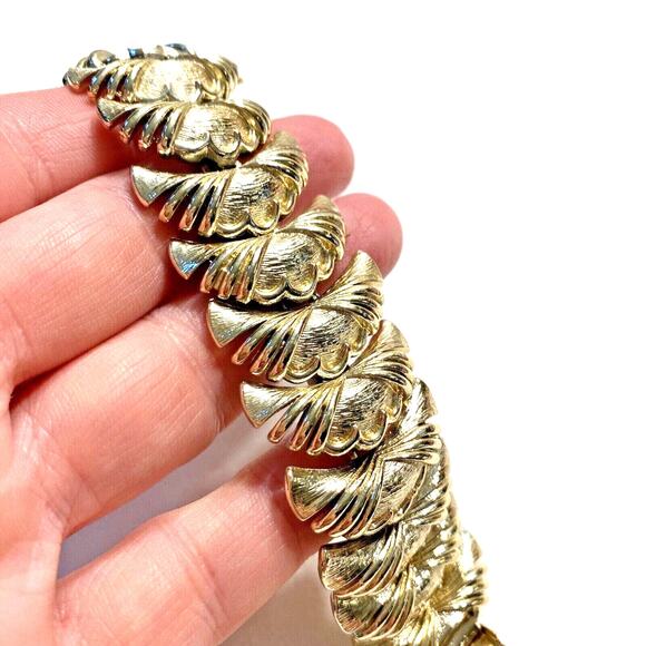 Vintage Coro Pegasus Chain Bracelet thick chunky mod goldtone retro chic jewelry - Picture 2 of 7